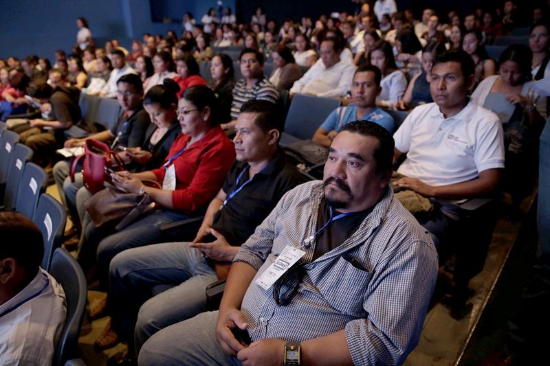  Especialista chileno chama jovens de El Salvador a inovar para ter sucesso