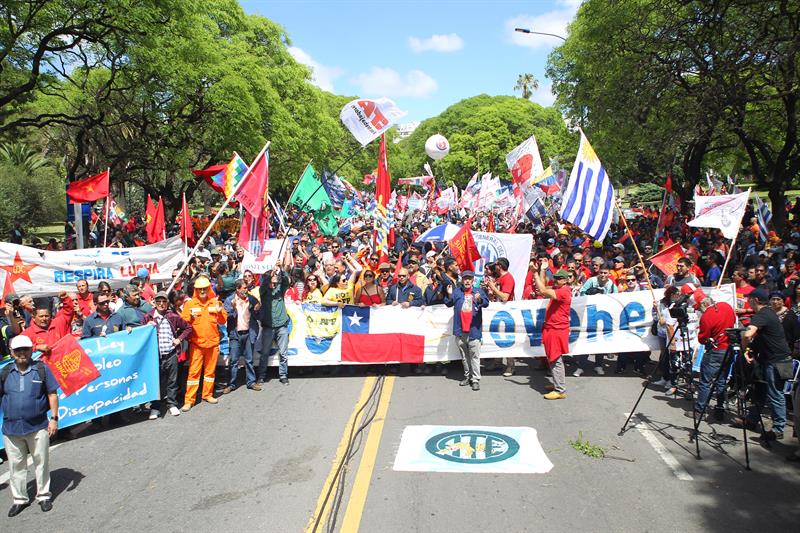  Milhares de sindicalistas de A.Latina marcham no Uruguai contra o neoliberalismo