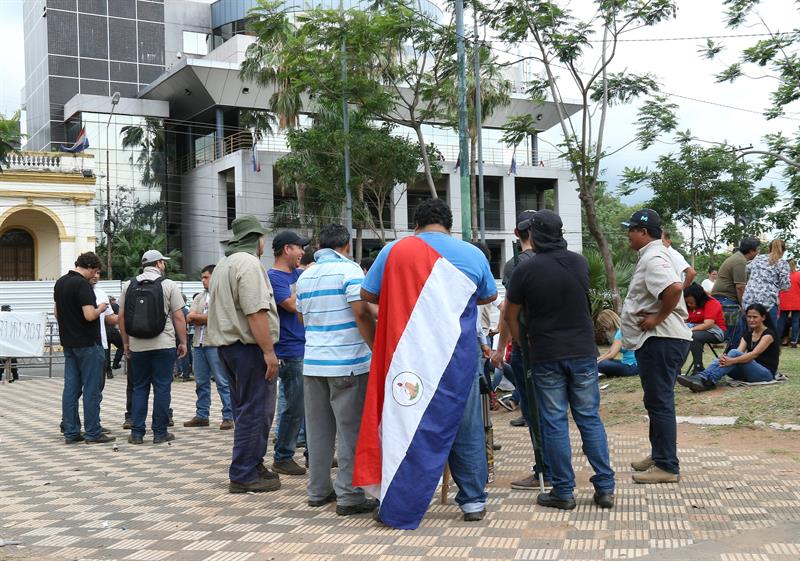  A UniÃ£o Nacional de Eletricidade Paraguaia vÃª "inflado" o custo do aumento de pessoal