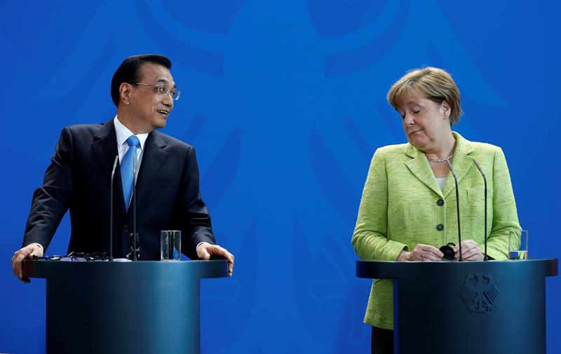  O primeiro-ministro chinÃªs solicita mais investimentos alemÃ£es em uma conversa com a Merkel