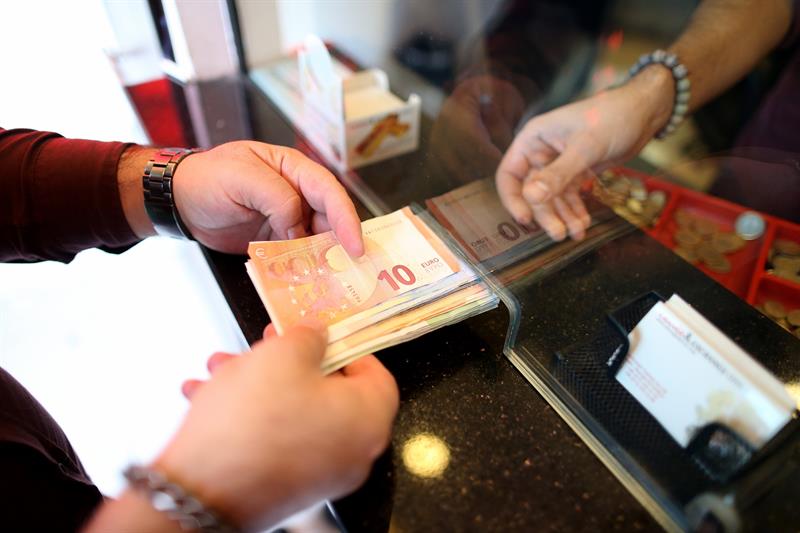  A lira turca cai para o seu mÃ­nimo histÃ³rico em relaÃ§Ã£o ao euro e ao dÃ³lar